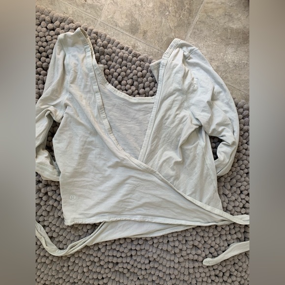 Lululemon long sleeve wrap top with thumb holes - Picture 4 of 6